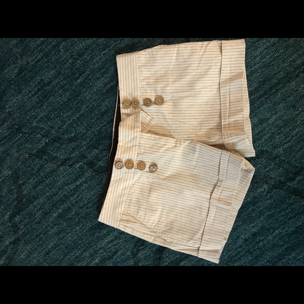 Zinc shorts w wooden buttons size 9
